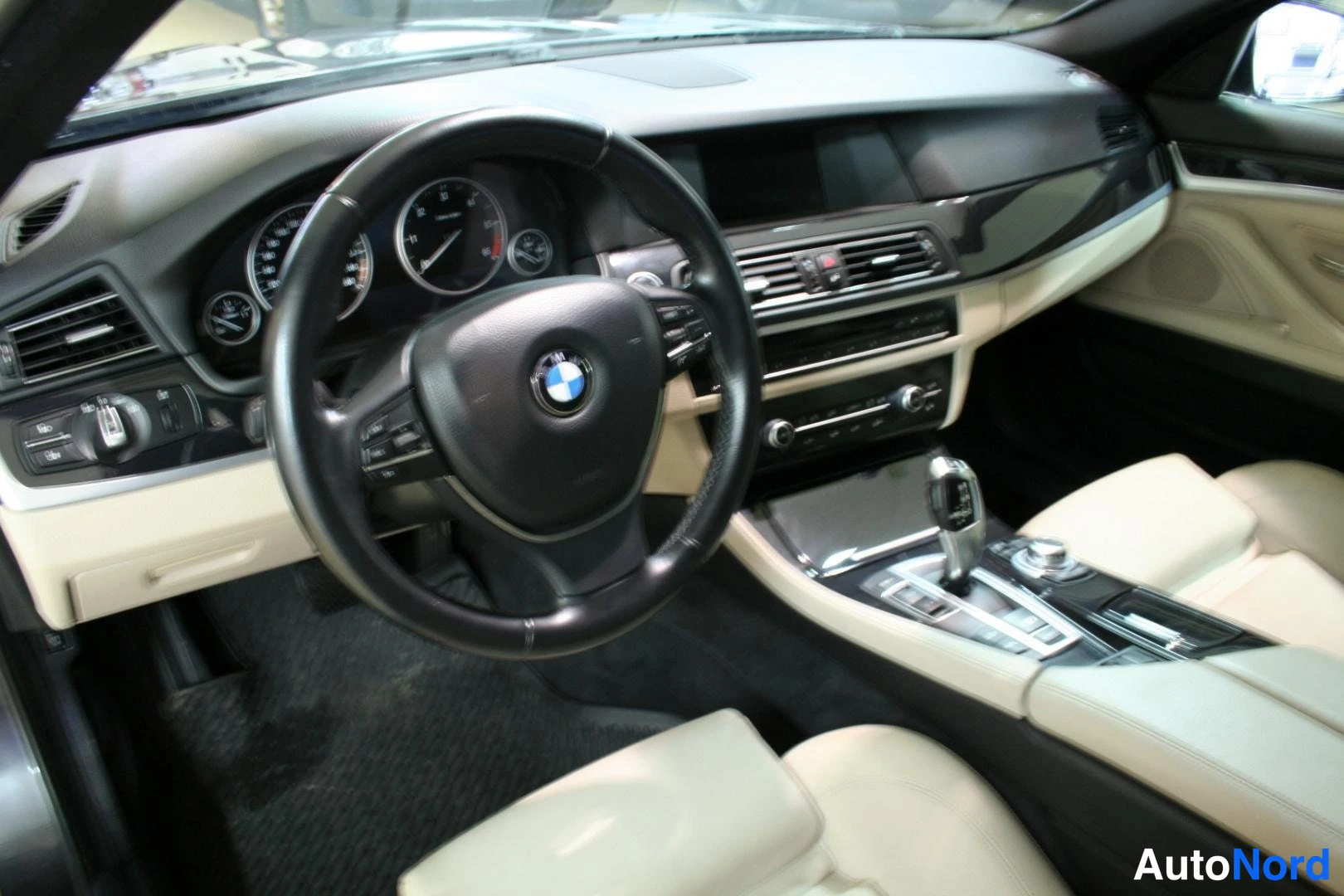 Harmaa BMW 525d xDrive 2013, ohjaamo, kuva 9