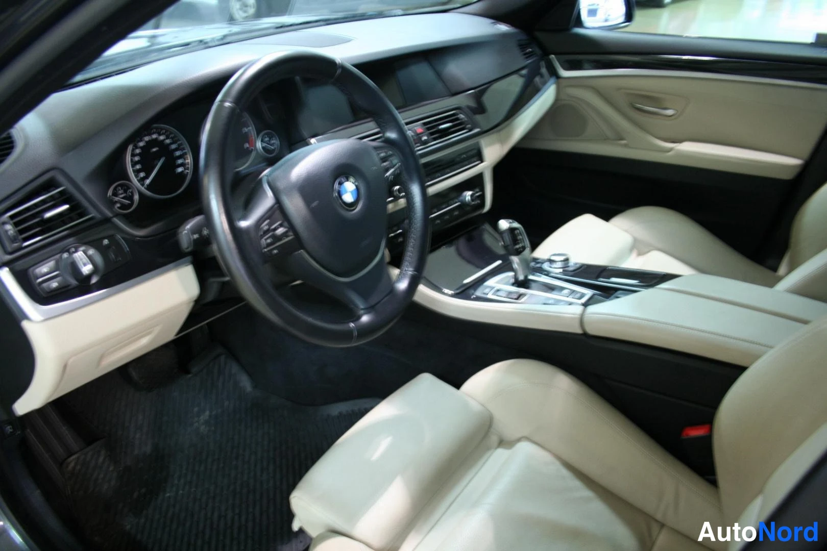 Harmaa BMW 525d xDrive 2013, ohjaamo, kuva 10