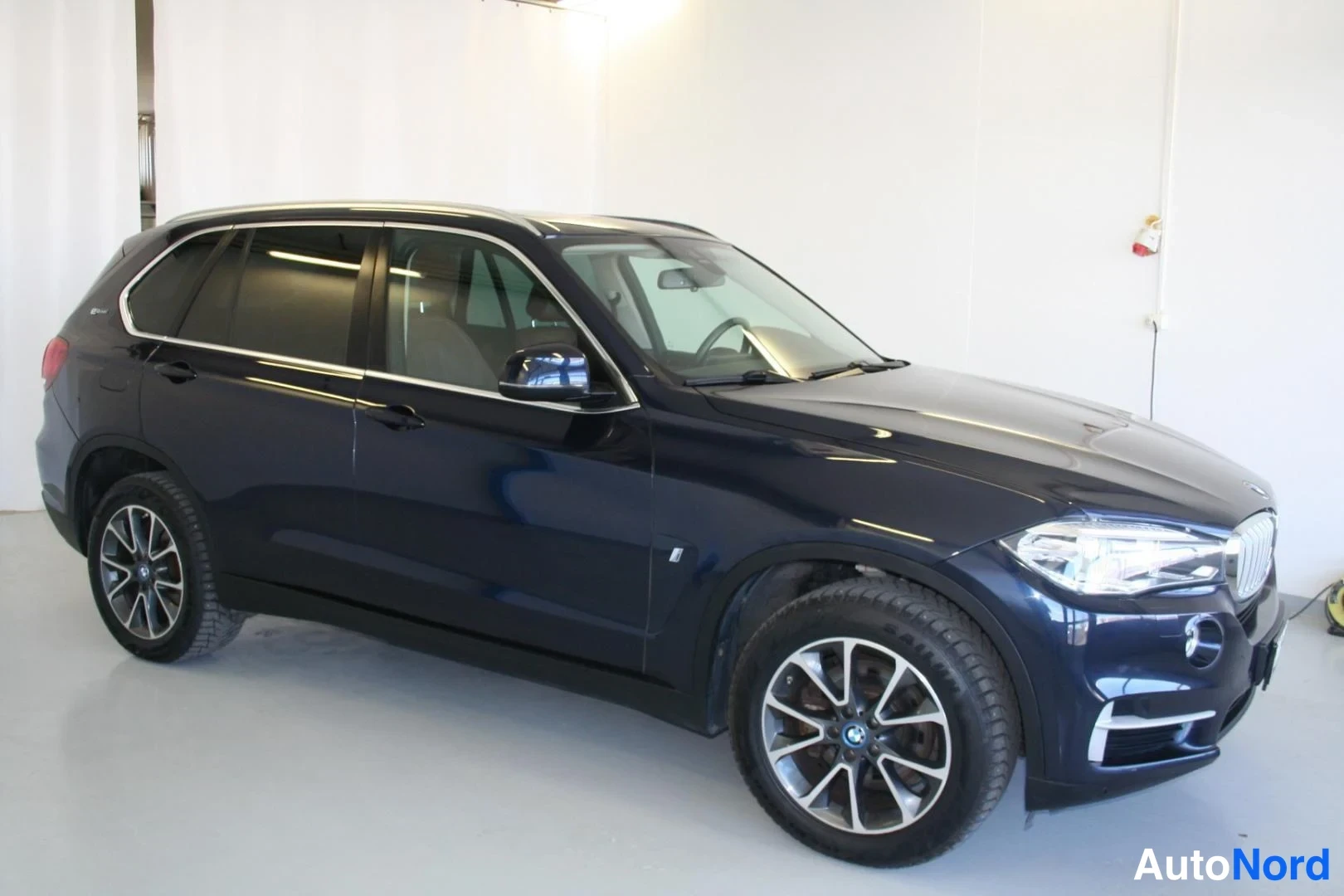 Blå BMW X5 xDrive40e 2017, snett framifrån, fronten åt höger, bild 2