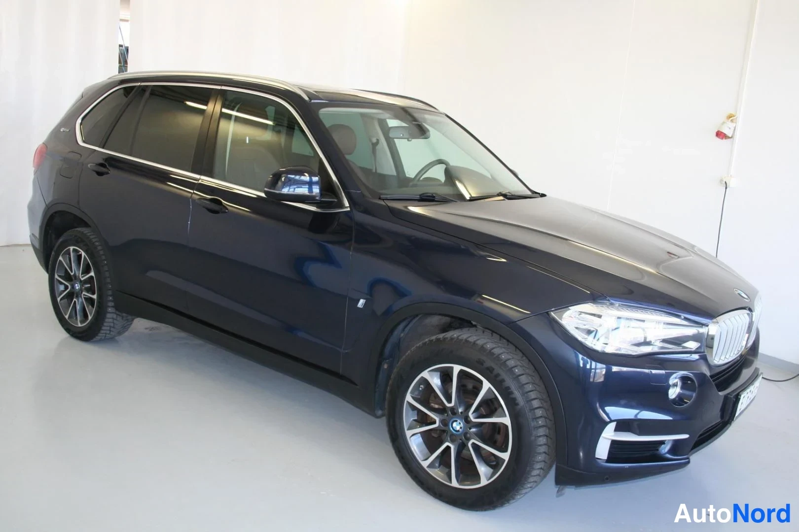 Blå BMW X5 xDrive40e 2017, snett framifrån, fronten åt höger, bild 3