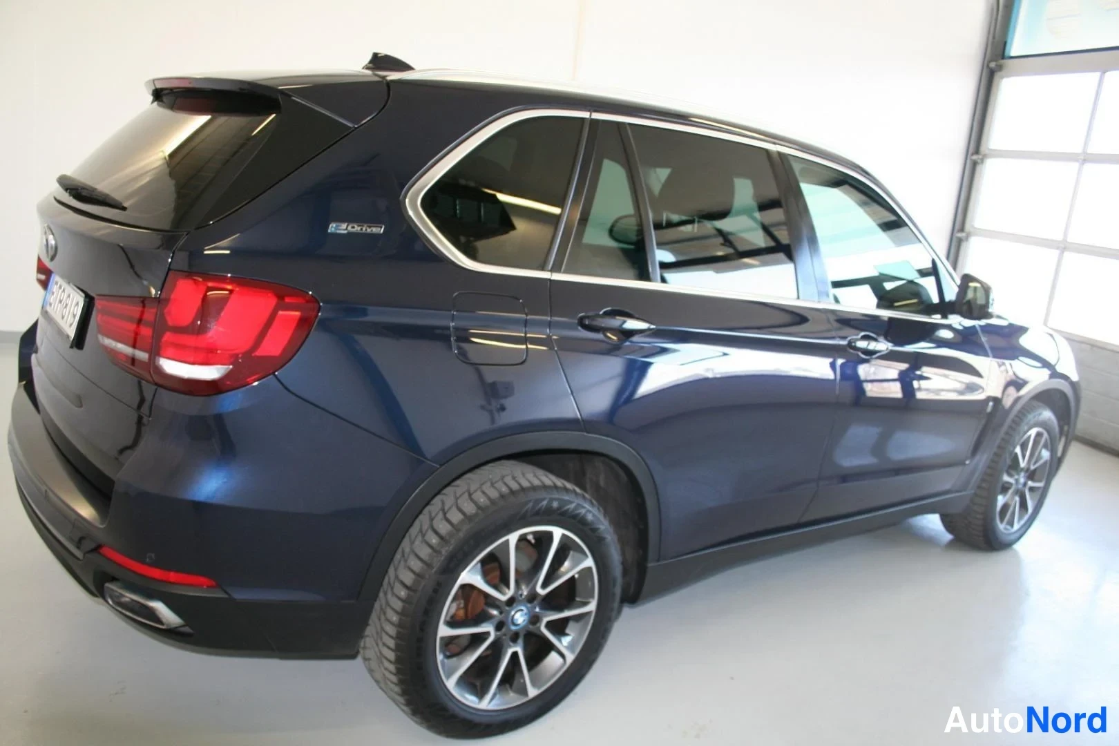 Blå BMW X5 xDrive40e 2017, snett bakifrån, bild 7