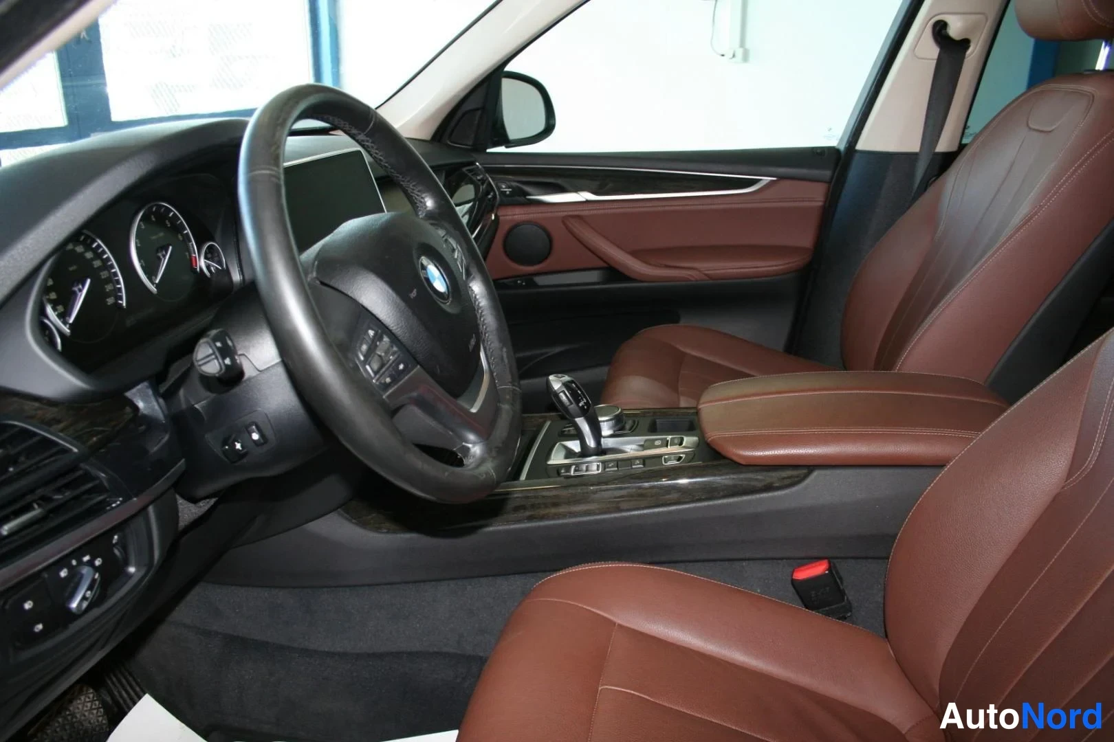 Blå BMW X5 xDrive40e 2017, förarplats, bild 11