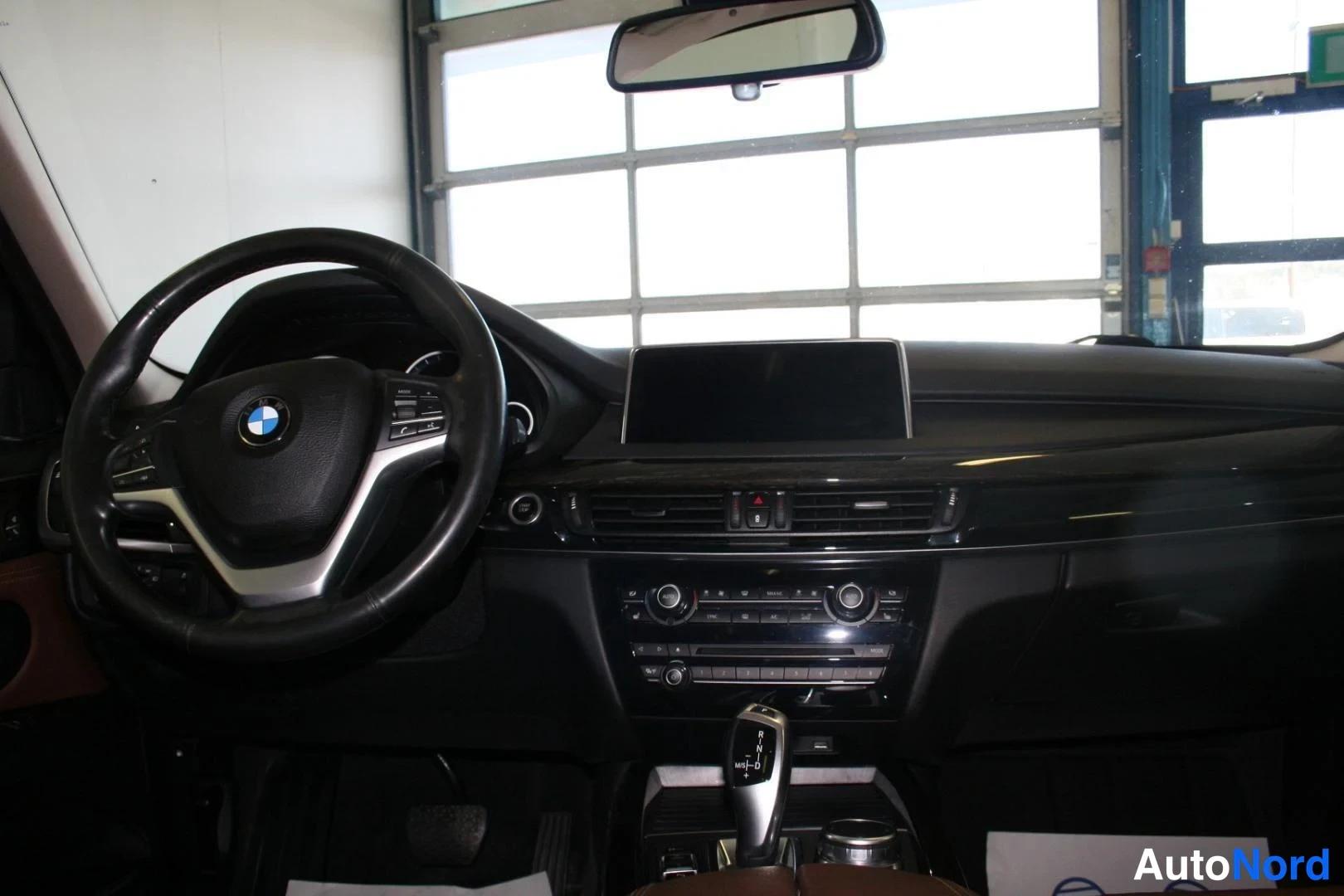 Blå BMW X5 xDrive40e 2017, förarplats, bild 14