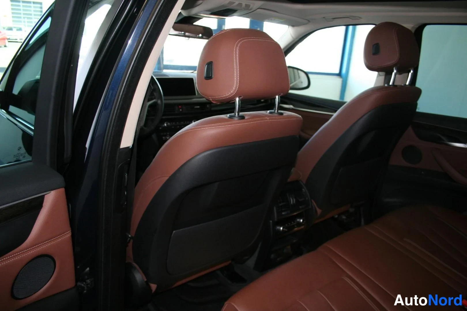 Blå BMW X5 xDrive40e 2017, baksäten, bild 16