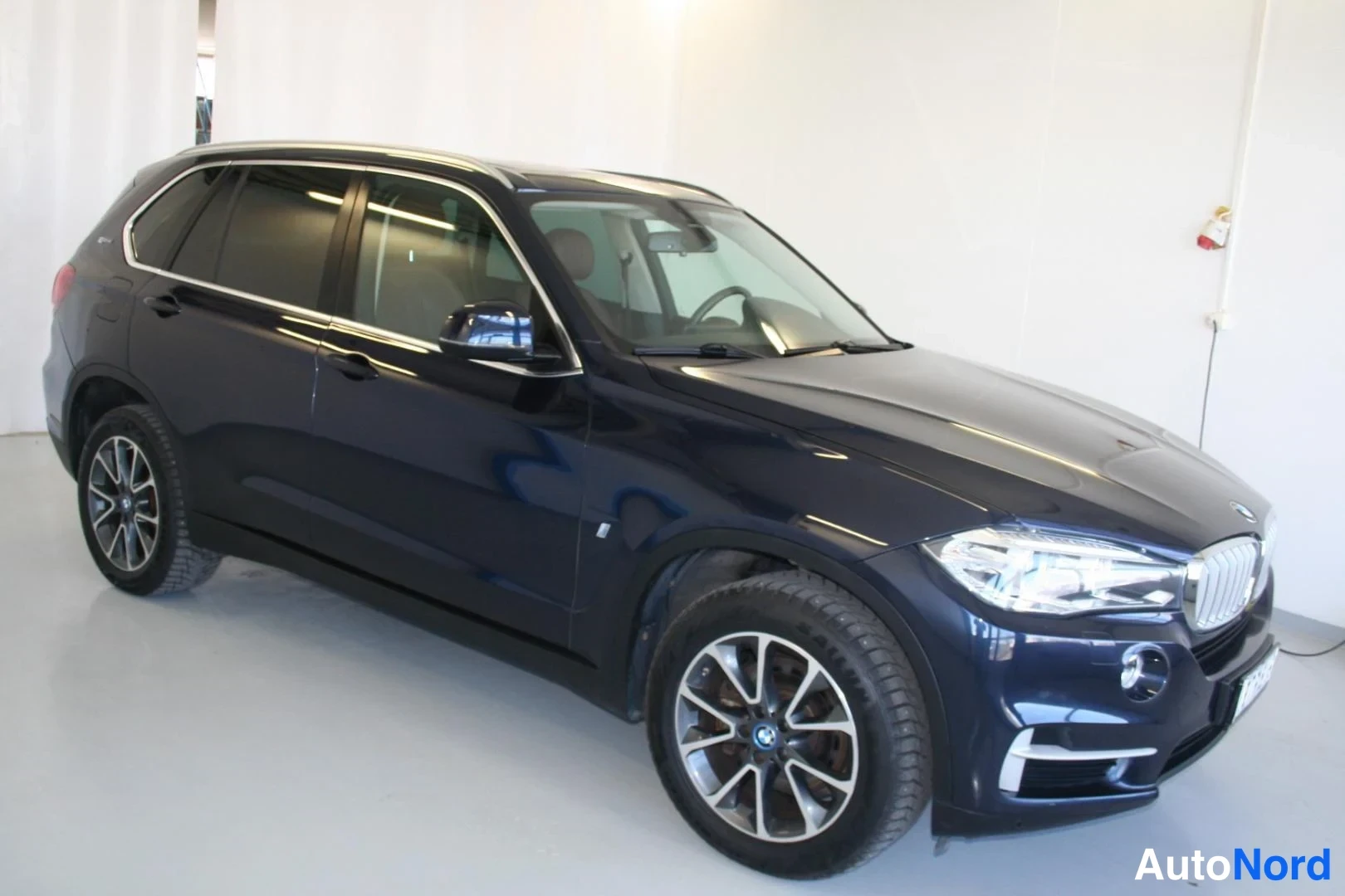 Blå BMW X5 xDrive40e 2017, snett framifrån, fronten åt höger, bild 4