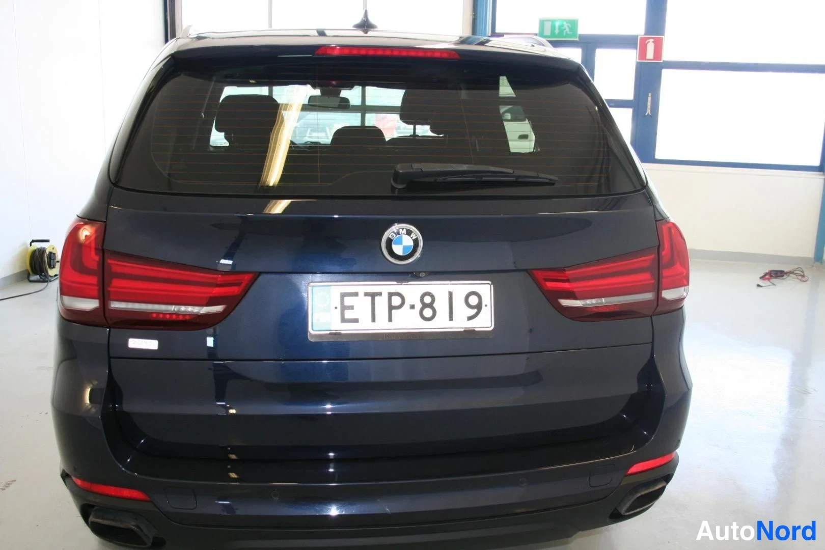 Blå BMW X5 xDrive40e 2017, bakifrån, bild 8