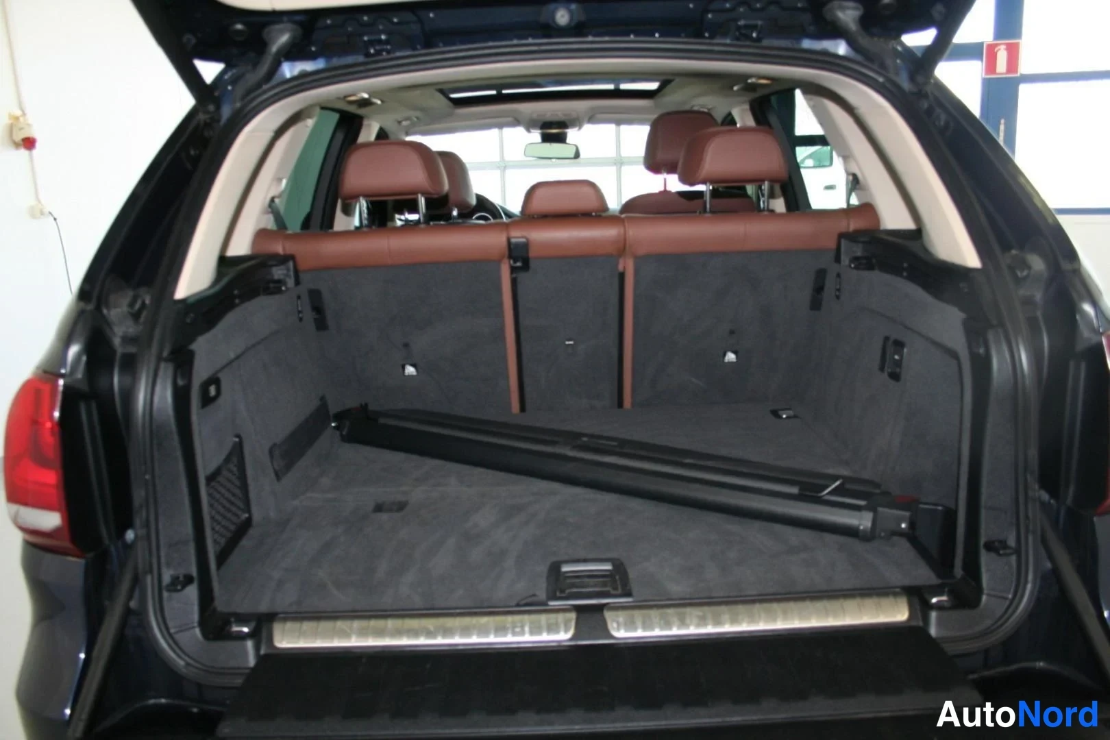 Blå BMW X5 xDrive40e 2017, förarplats, bild 10