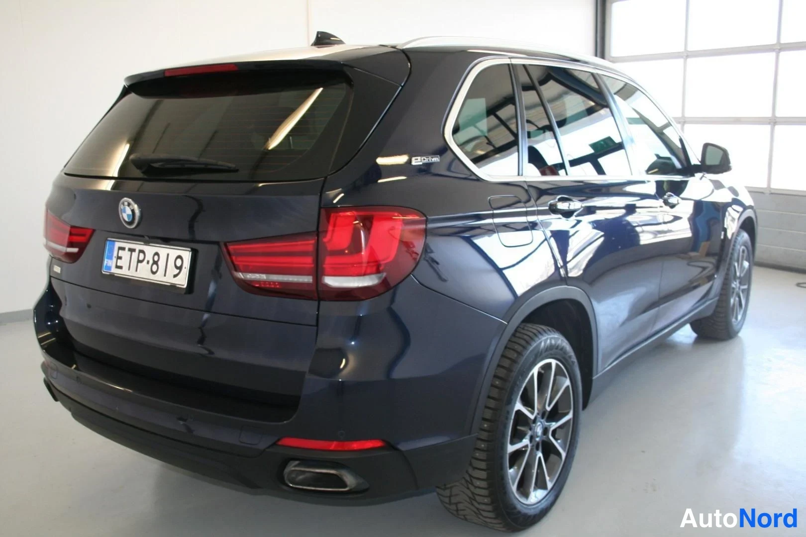 Blå BMW X5 xDrive40e 2017, snett bakifrån, bild 5