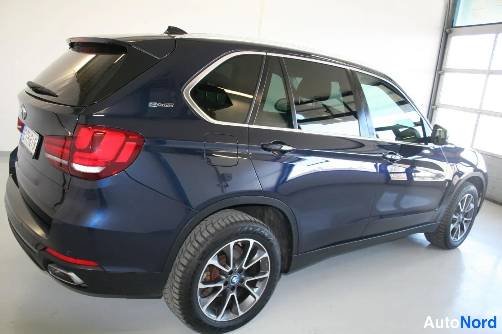 Blå BMW X5 xDrive40e 2017, snett bakifrån, bild 6