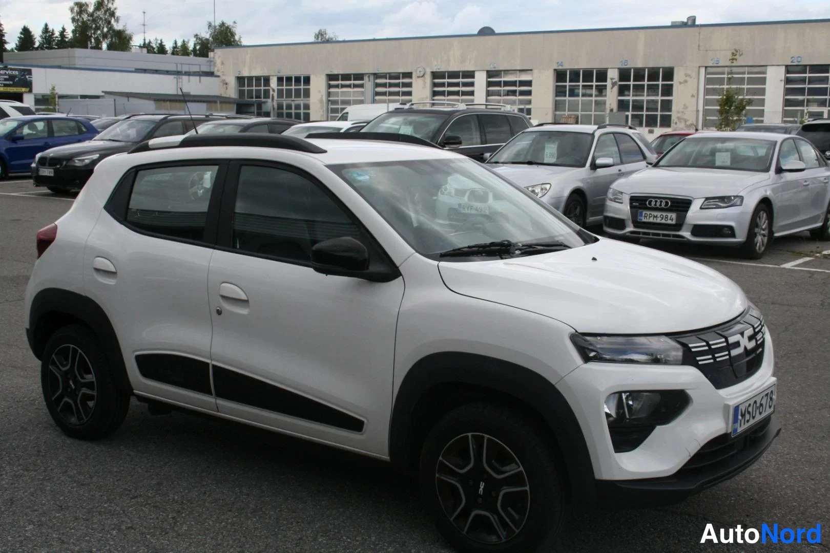 Valkoinen Dacia Spring 2023, etuviisto, keula oikealle, kuva 2