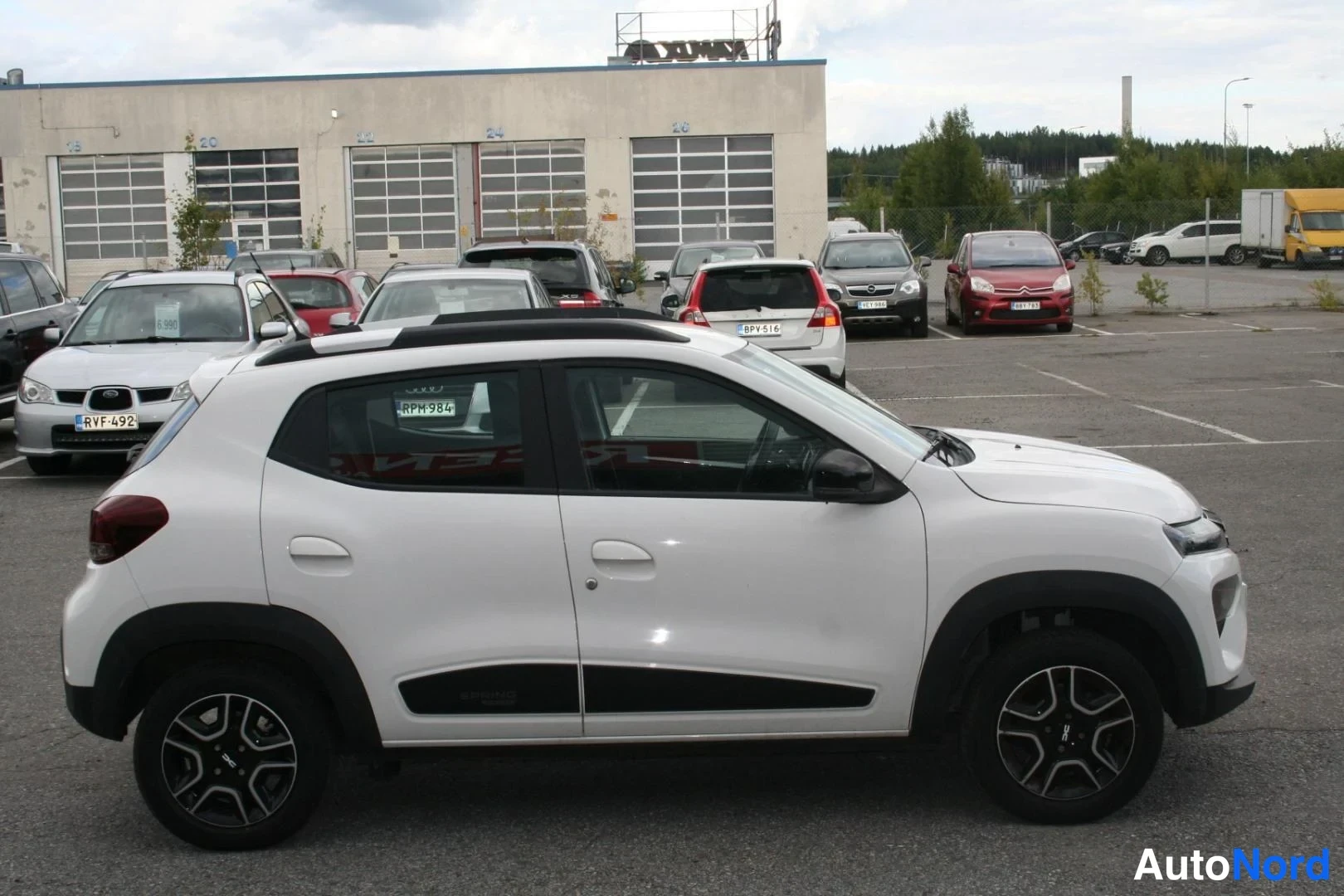 Valkoinen Dacia Spring 2023, sivulta, kuva 3