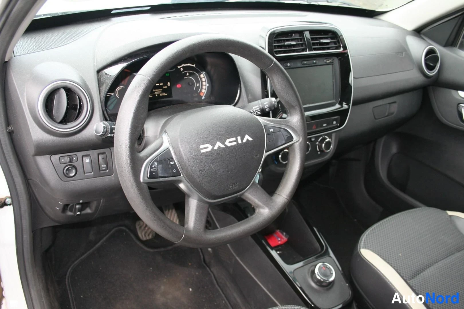 Valkoinen Dacia Spring 2023, ohjaamo, kuva 10