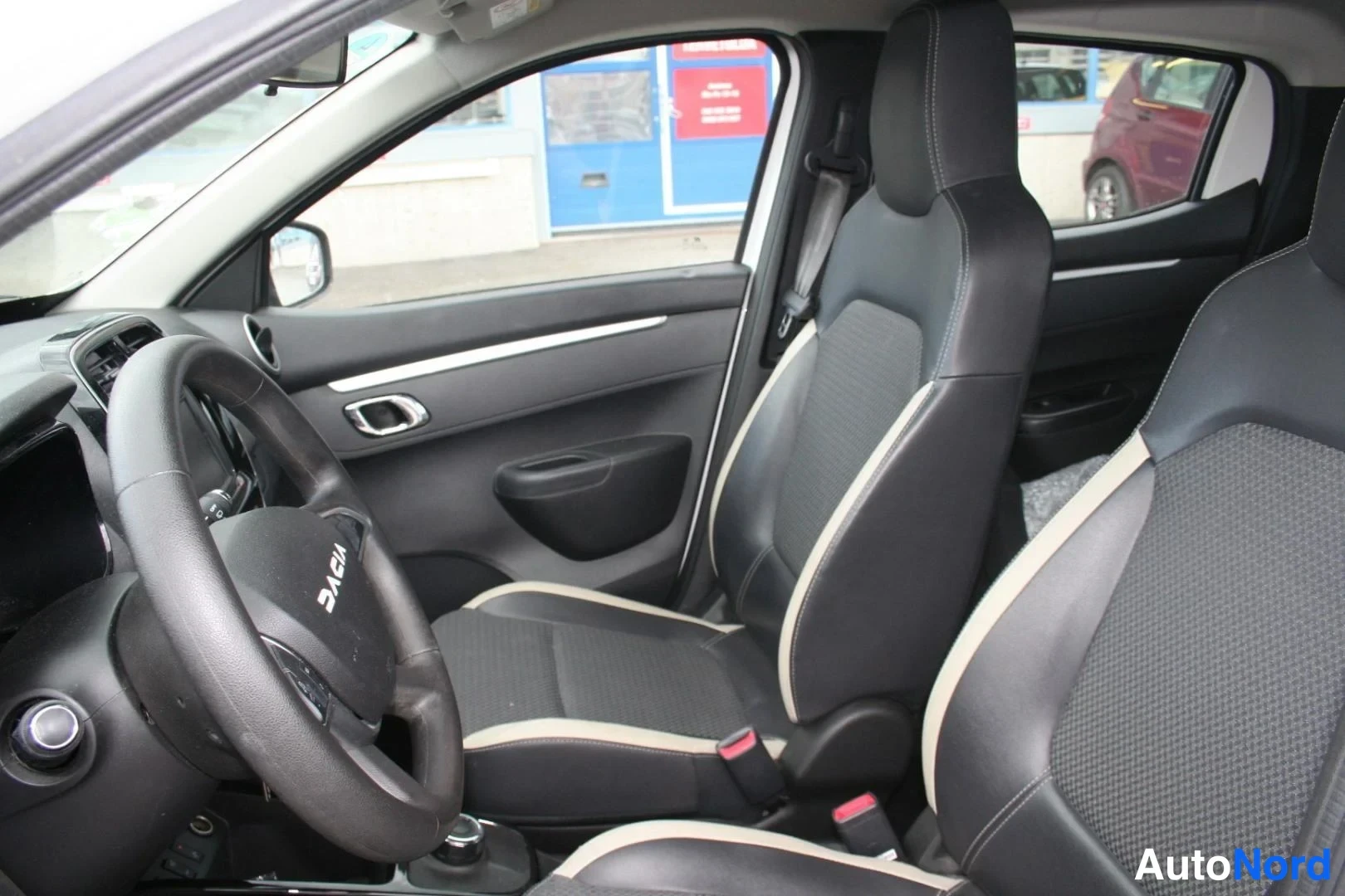 Valkoinen Dacia Spring 2023, etuistuimet, kuva 12