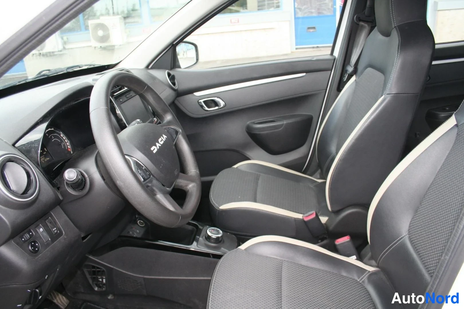 Valkoinen Dacia Spring 2023, ohjaamo, kuva 11