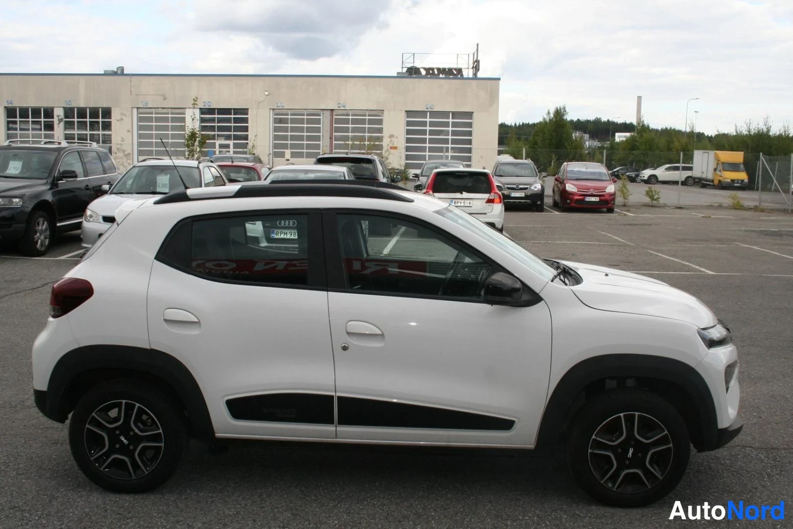 Valkoinen Dacia Spring 2023, sivulta, kuva 4