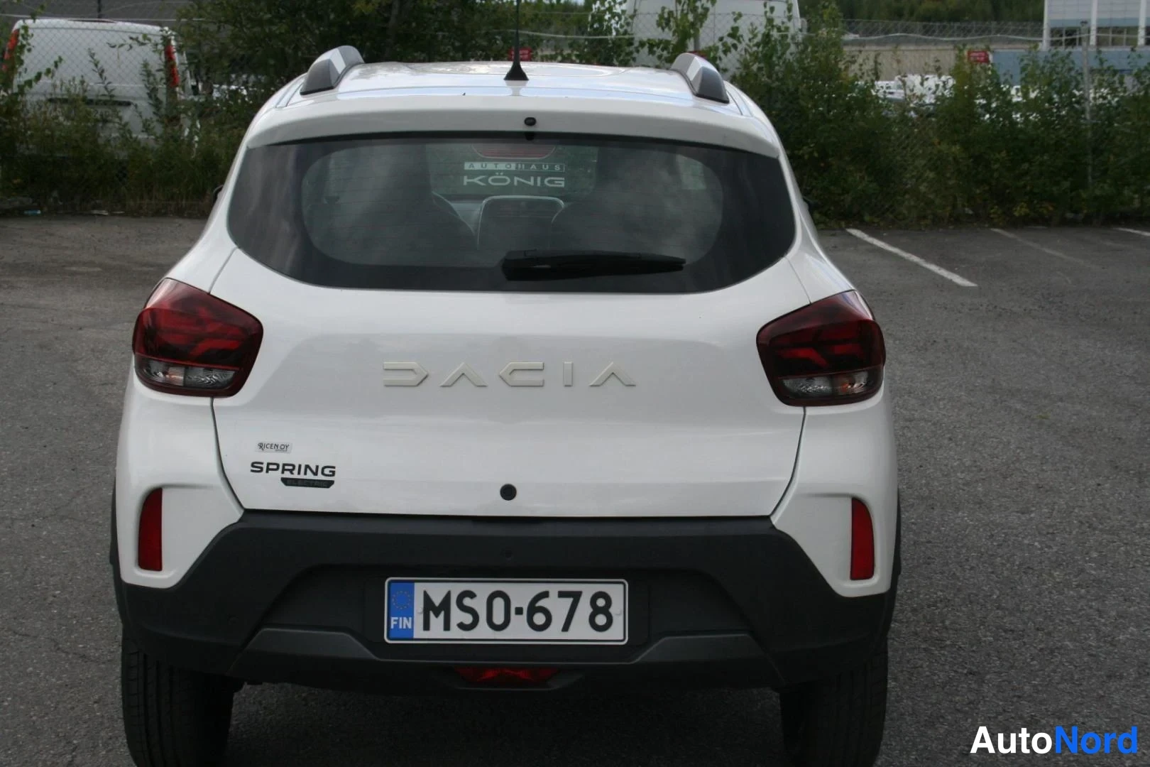 Valkoinen Dacia Spring 2023, takaa, kuva 8