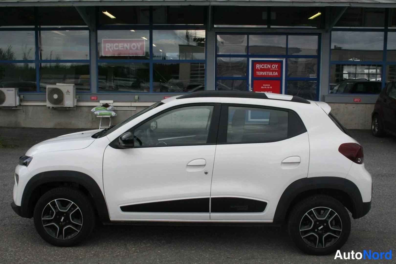 Valkoinen Dacia Spring 2023, sivulta, kuva 5