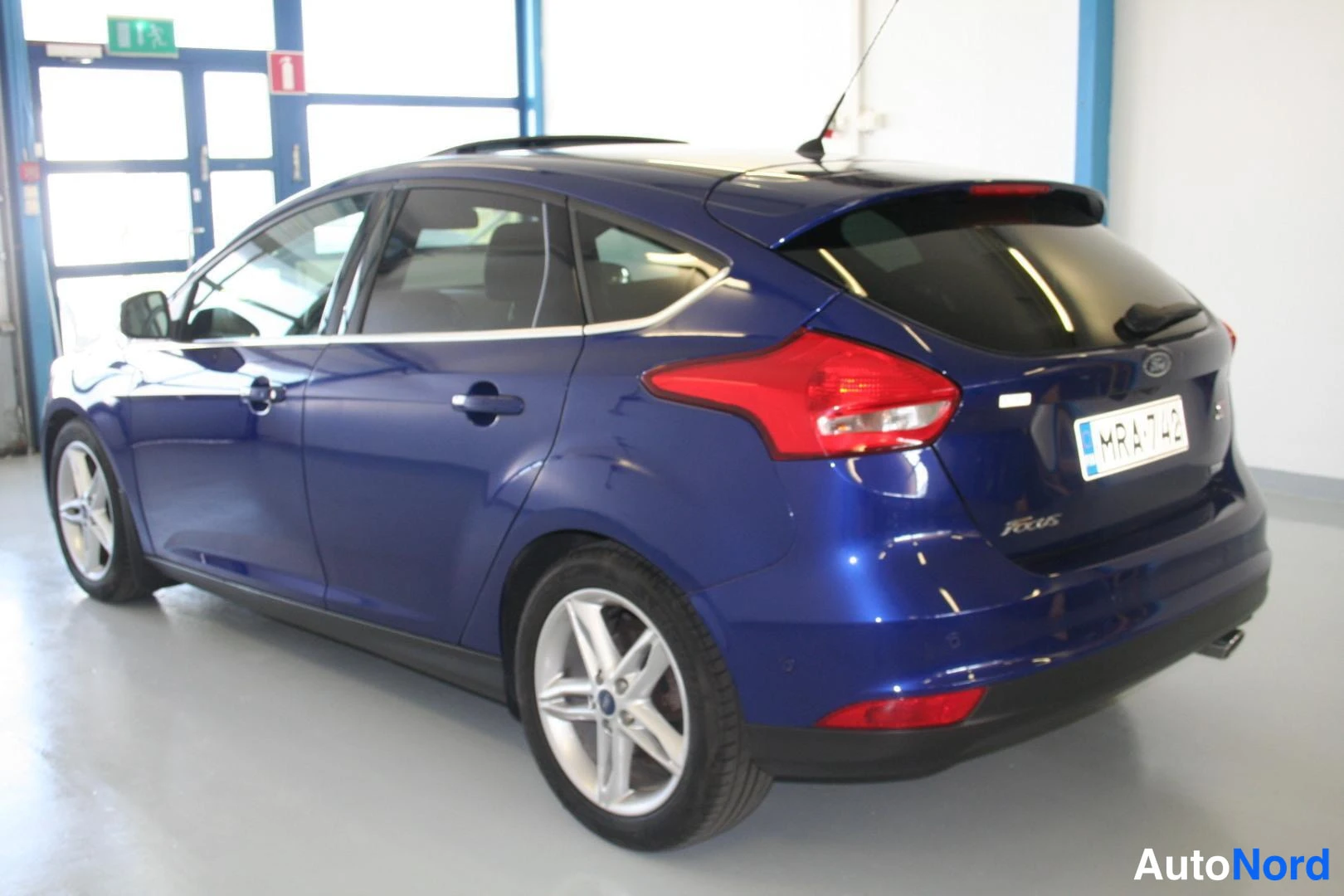 Blå Ford Focus ST 2015, snett bakifrån, bild 3