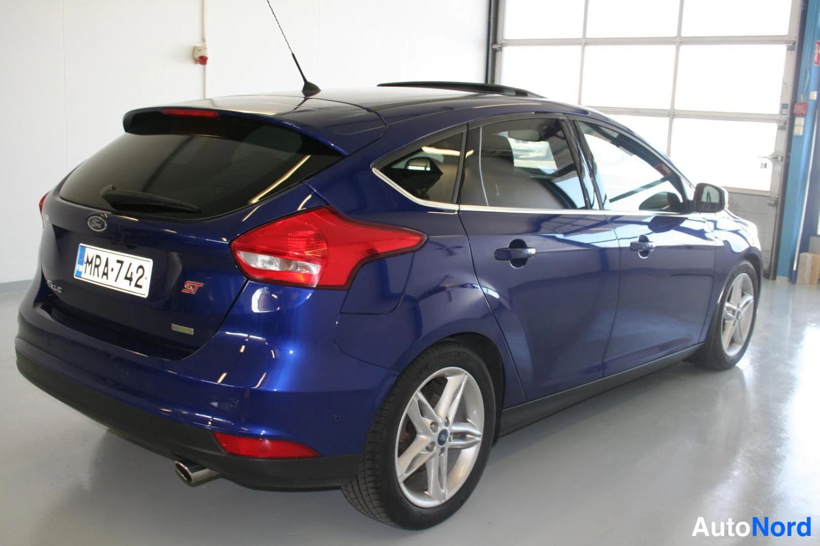 Blå Ford Focus ST 2015, snett bakifrån, bild 4