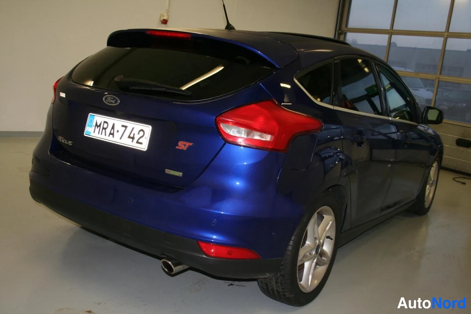 Blå Ford Focus ST 2015, snett bakifrån, bild 5