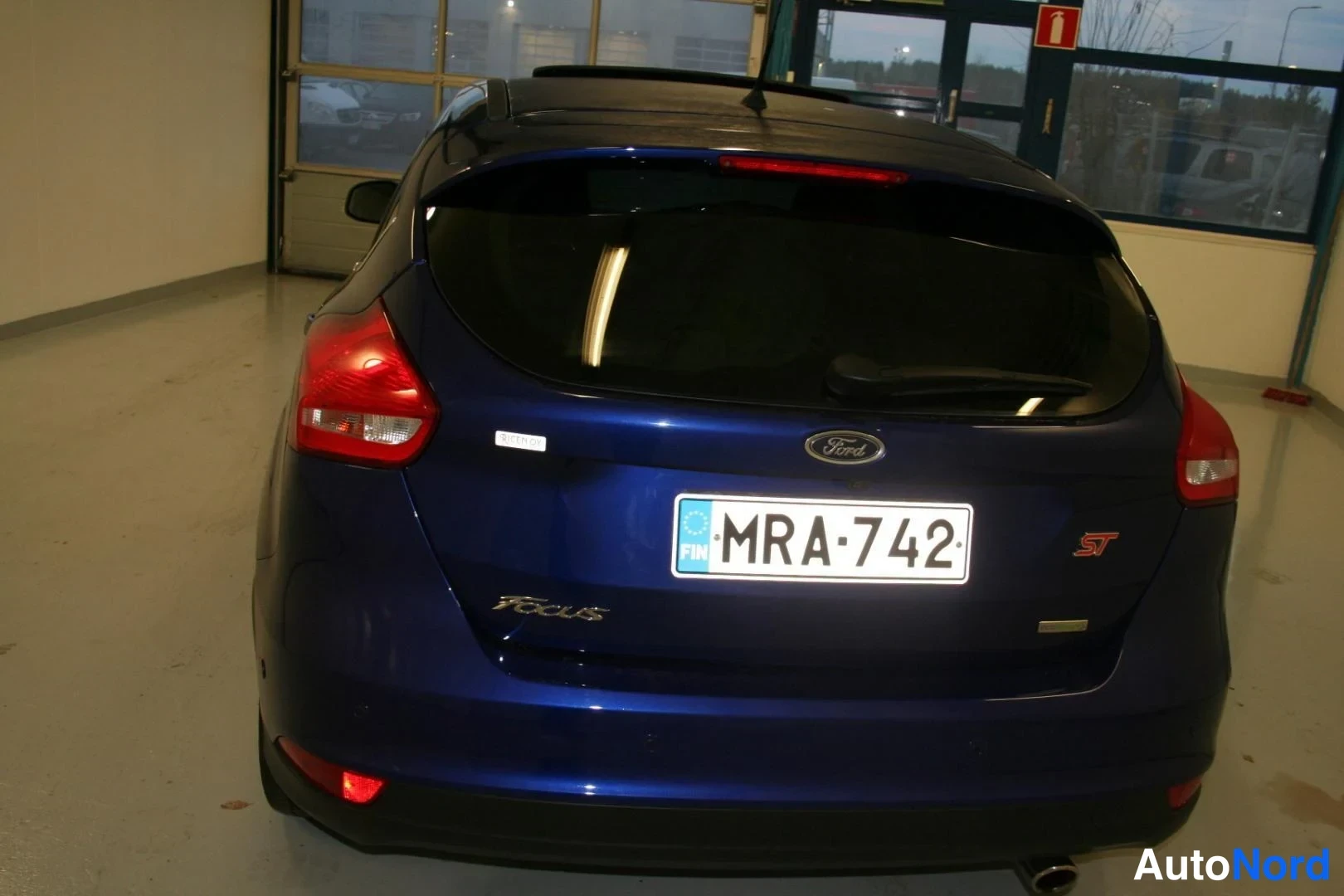 Blå Ford Focus ST 2015, bakifrån, bild 6