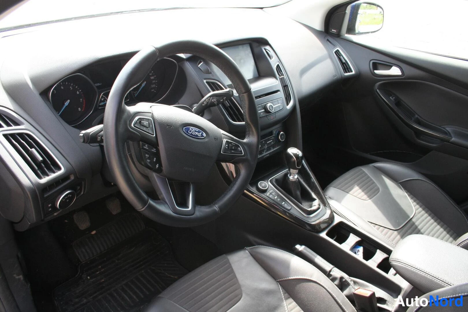 Blå Ford Focus ST 2015, förarplats, bild 7
