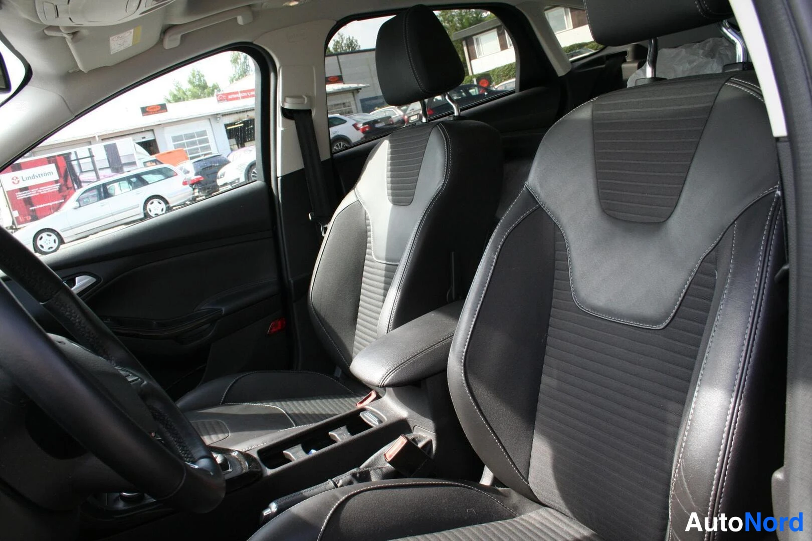 Blå Ford Focus ST 2015, framsäten, bild 8