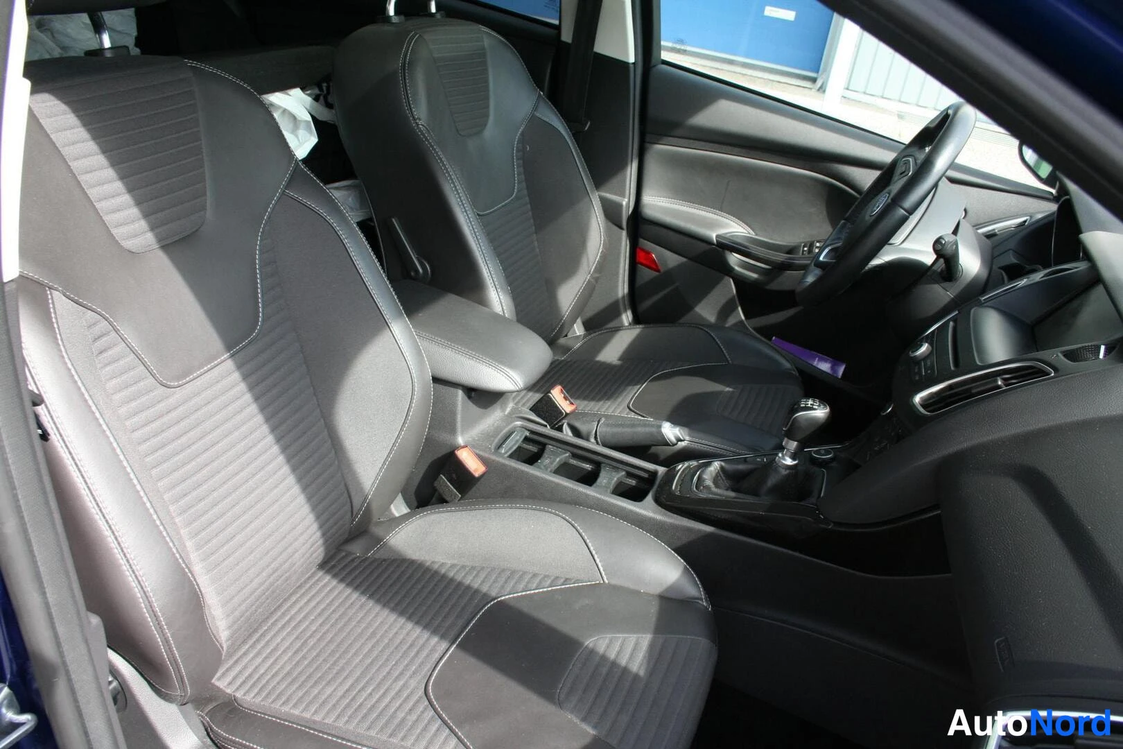 Blå Ford Focus ST 2015, framsäten, bild 9