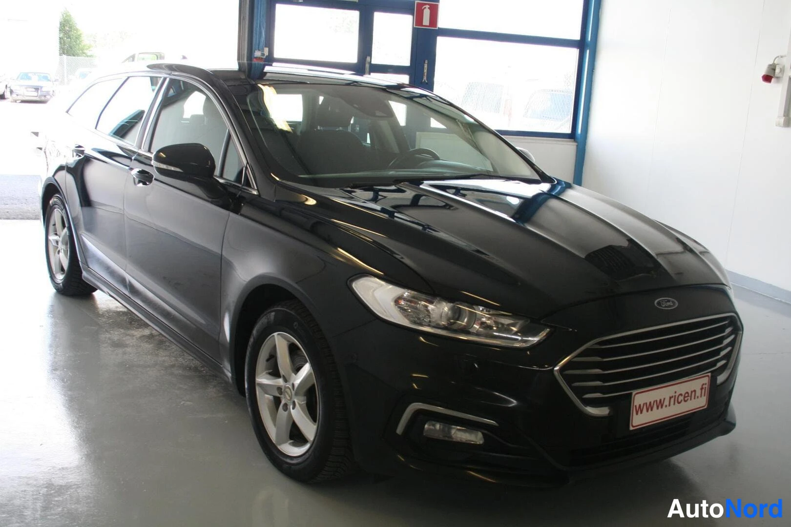 Sininen Ford Mondeo 2020, etuviisto, keula oikealle, kuva 2