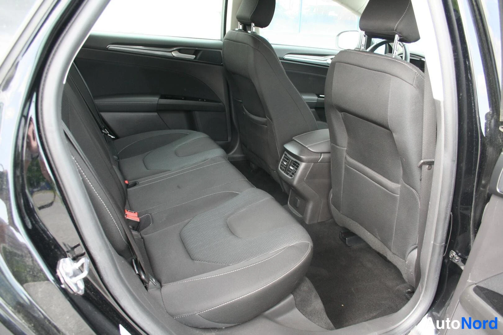 Sininen Ford Mondeo 2020, takaistuimet, kuva 17