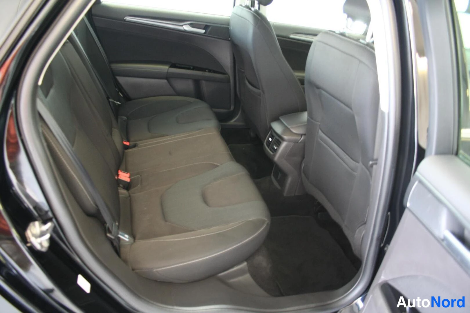 Sininen Ford Mondeo 2020, takaistuimet, kuva 20