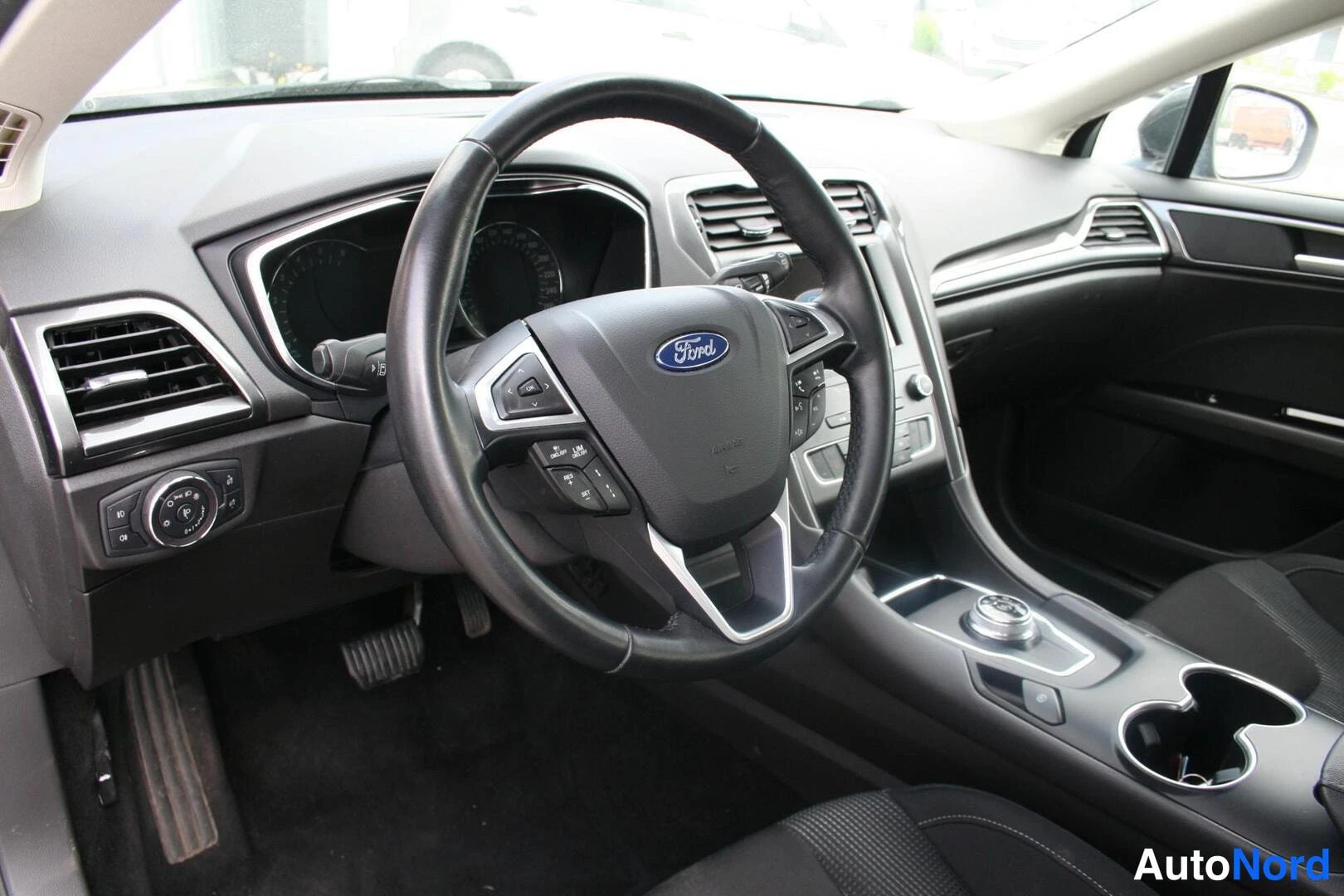 Sininen Ford Mondeo 2020, ohjaamo, kuva 7
