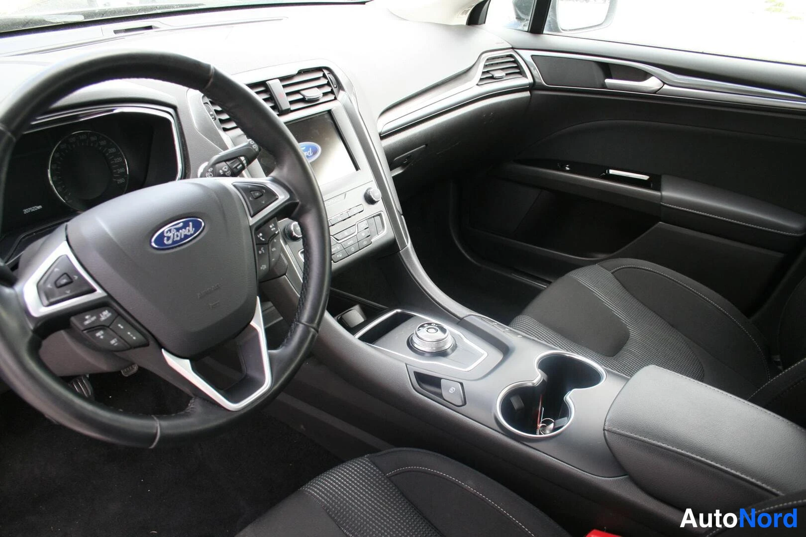 Sininen Ford Mondeo 2020, ohjaamo, kuva 8