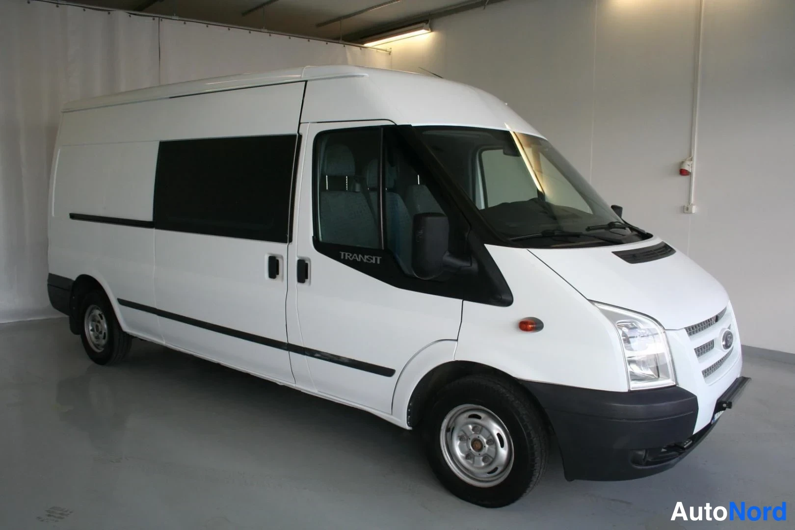 Vit Ford Transit 2013, snett framifrån, fronten åt höger, bild 2