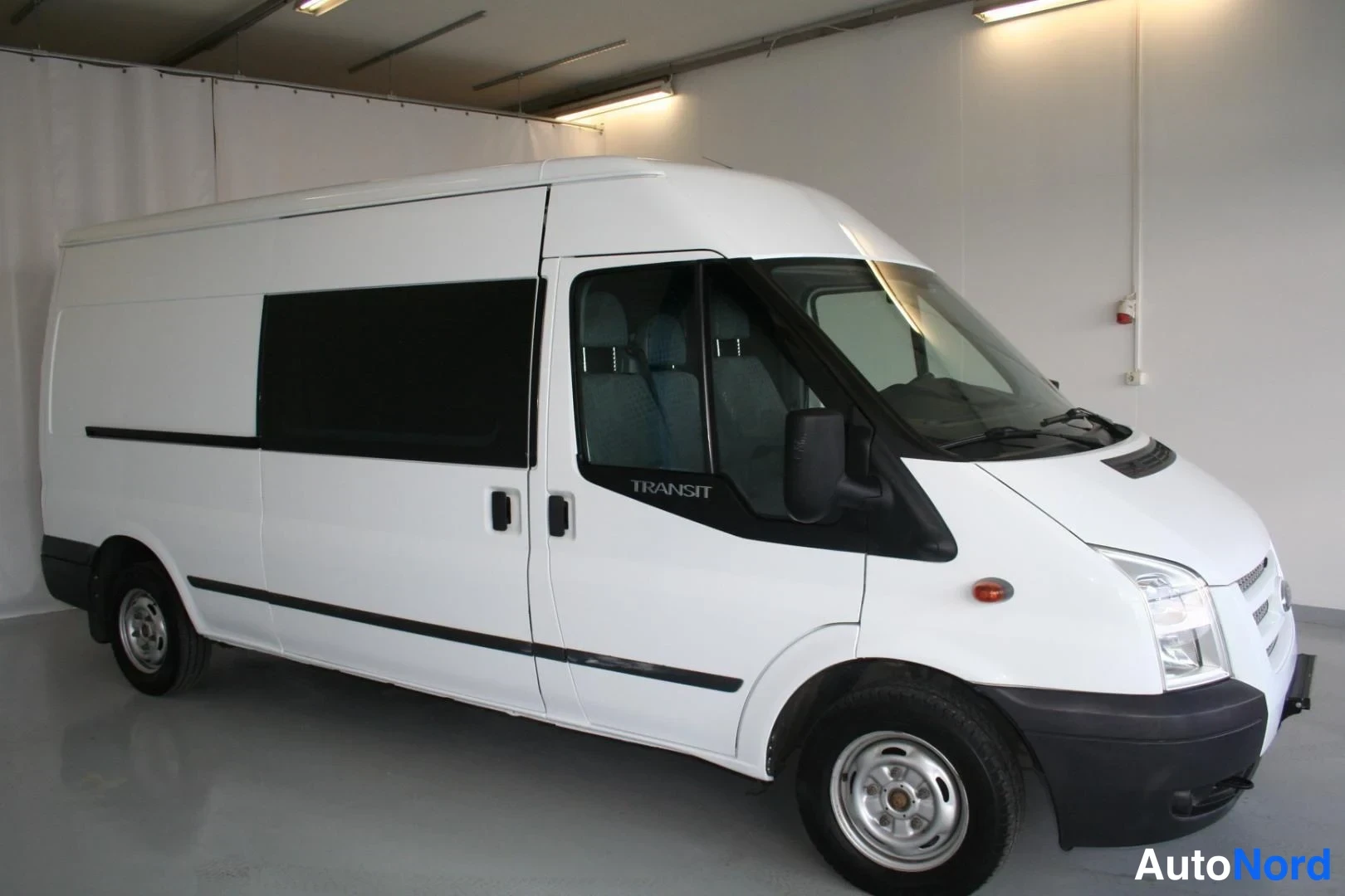 Vit Ford Transit 2013, snett framifrån, fronten åt höger, bild 3