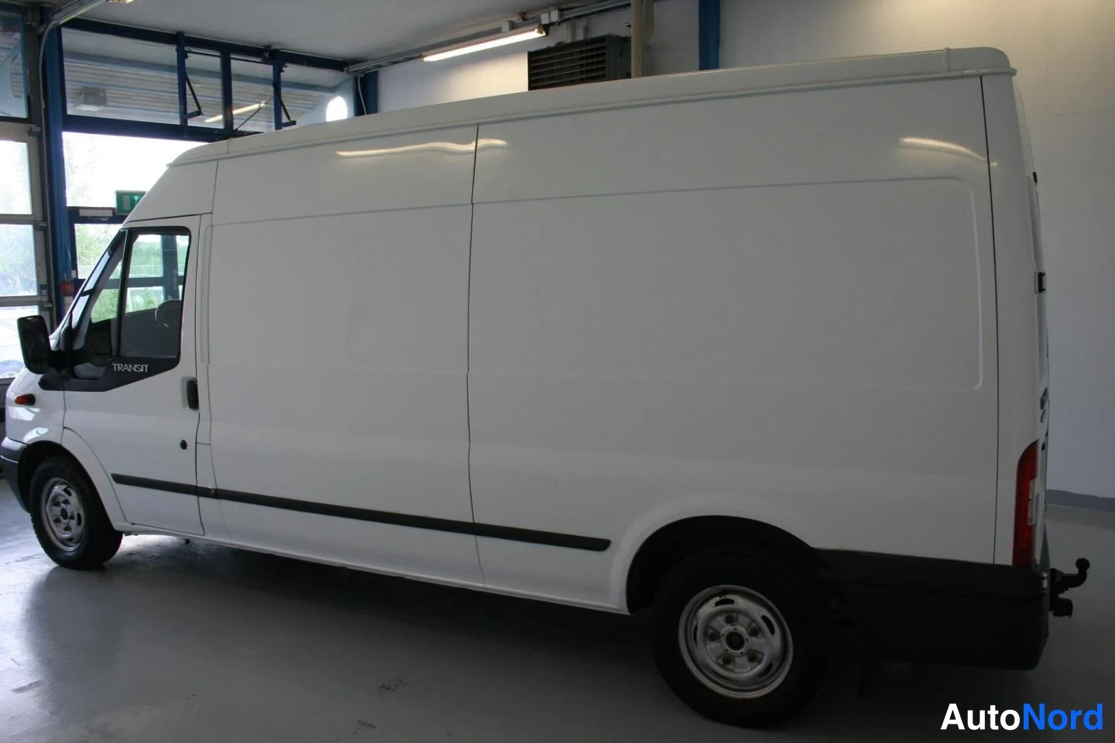 Vit Ford Transit 2013, snett bakifrån, bild 5