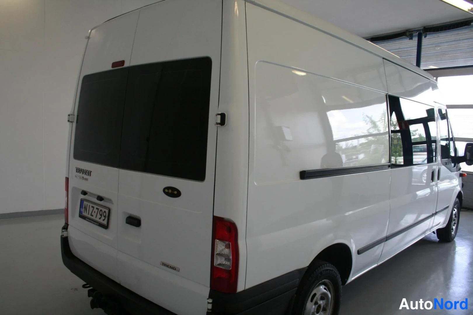 Vit Ford Transit 2013, snett bakifrån, bild 6