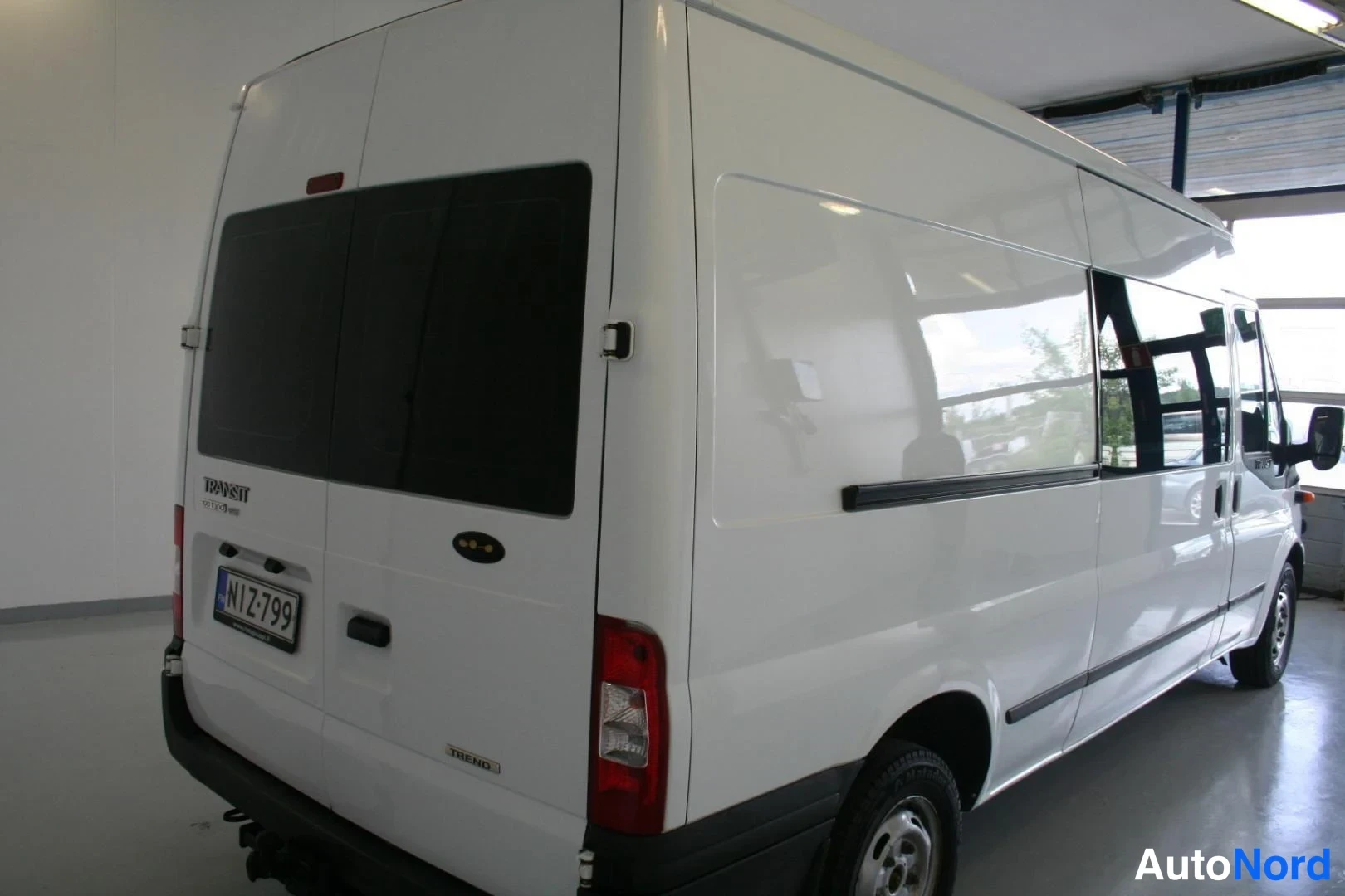 Vit Ford Transit 2013, snett bakifrån, bild 7