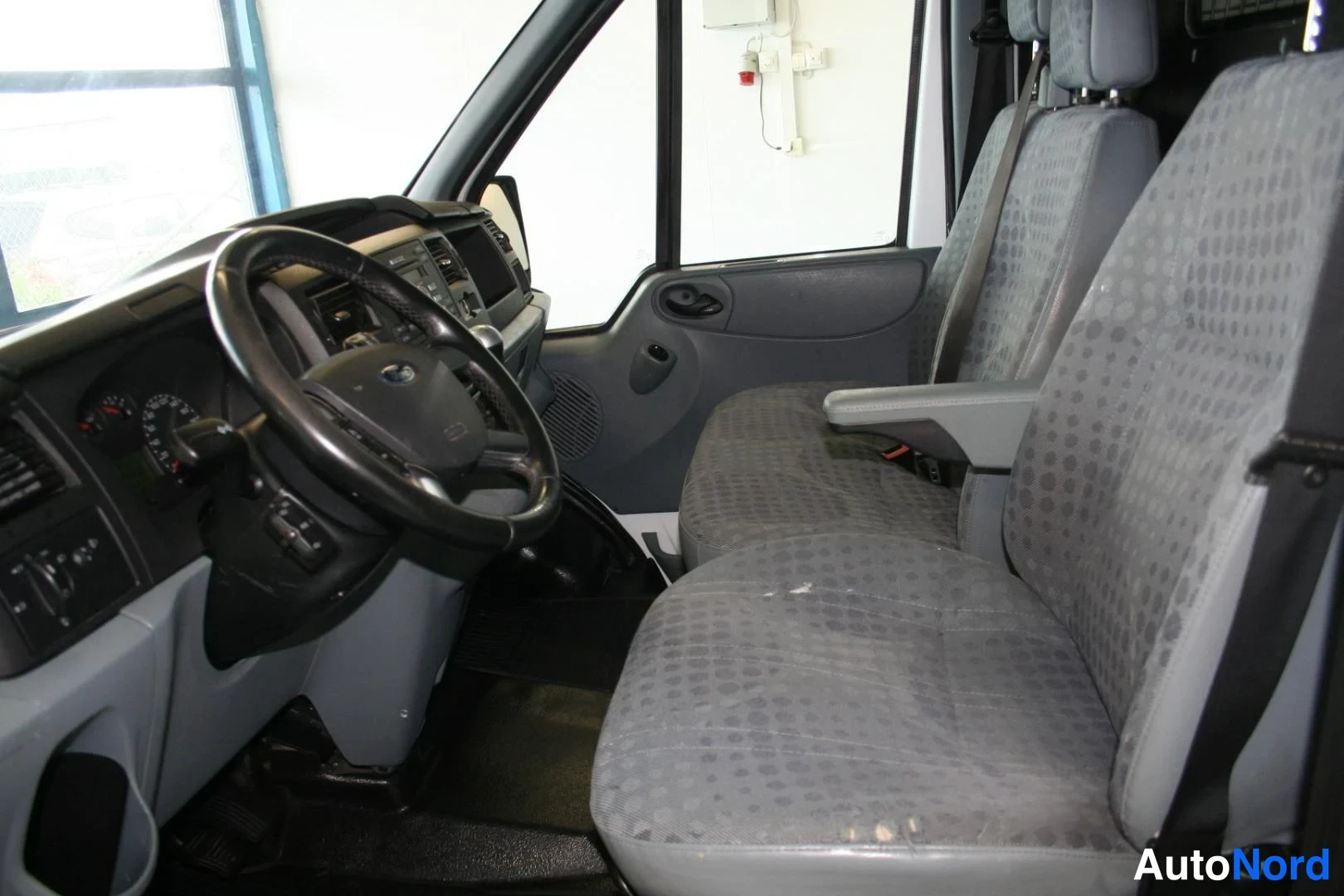 Vit Ford Transit 2013, förarplats, bild 8