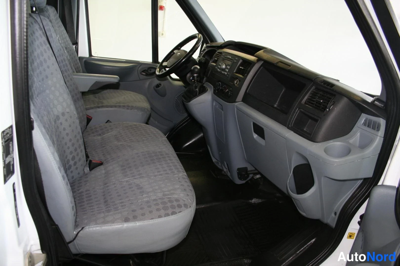 Vit Ford Transit 2013, förarplats, bild 9