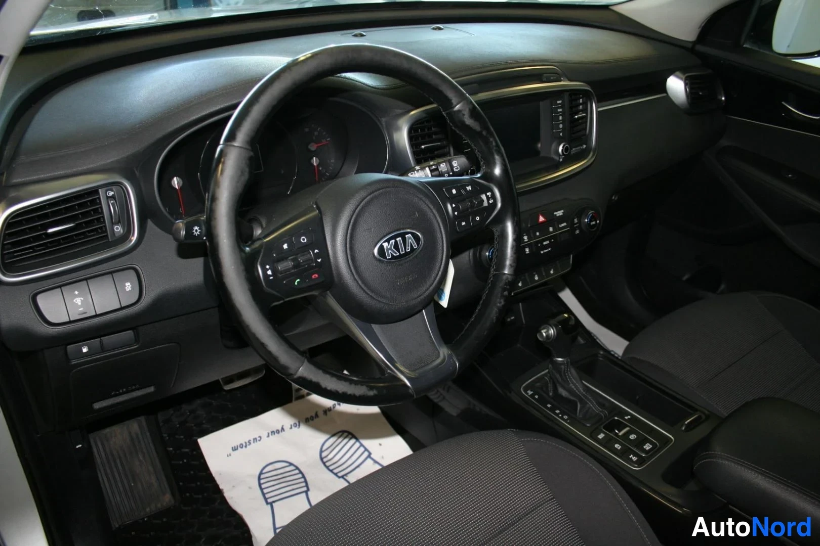 Silver Kia Sorento 2017, förarplats, bild 7