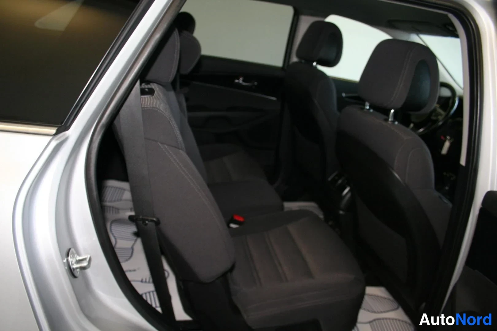 Silver Kia Sorento 2017, förarplats, bild 9