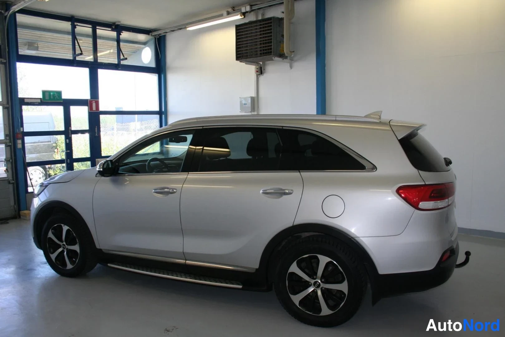 Silver Kia Sorento 2017, snett bakifrån, bild 3