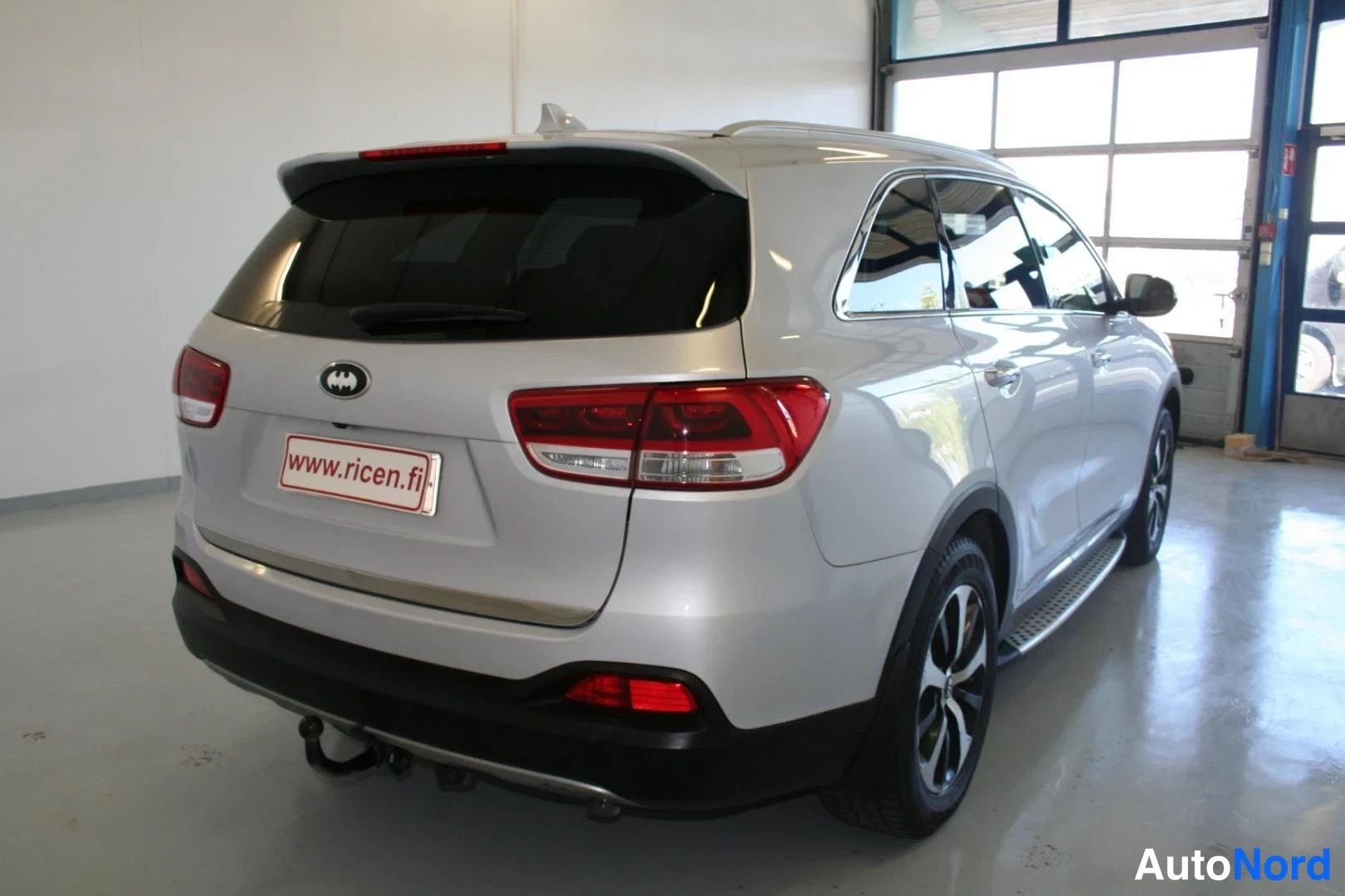 Silver Kia Sorento 2017, snett bakifrån, bild 4
