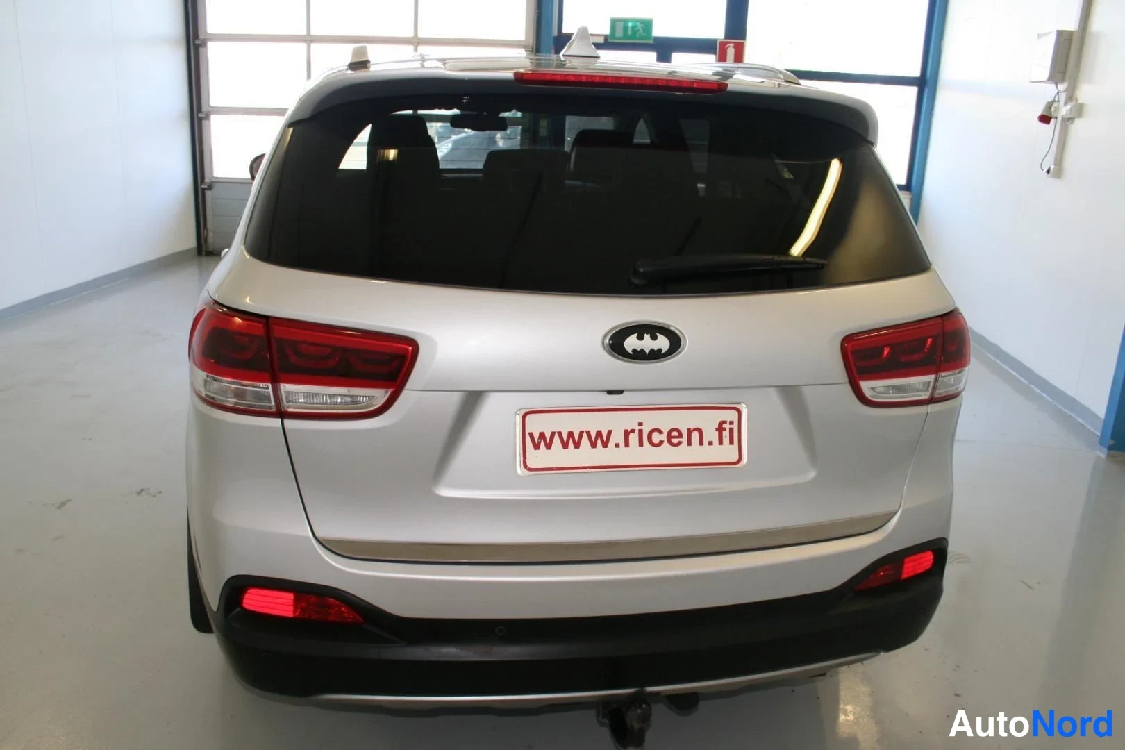 Silver Kia Sorento 2017, bakifrån, bild 5