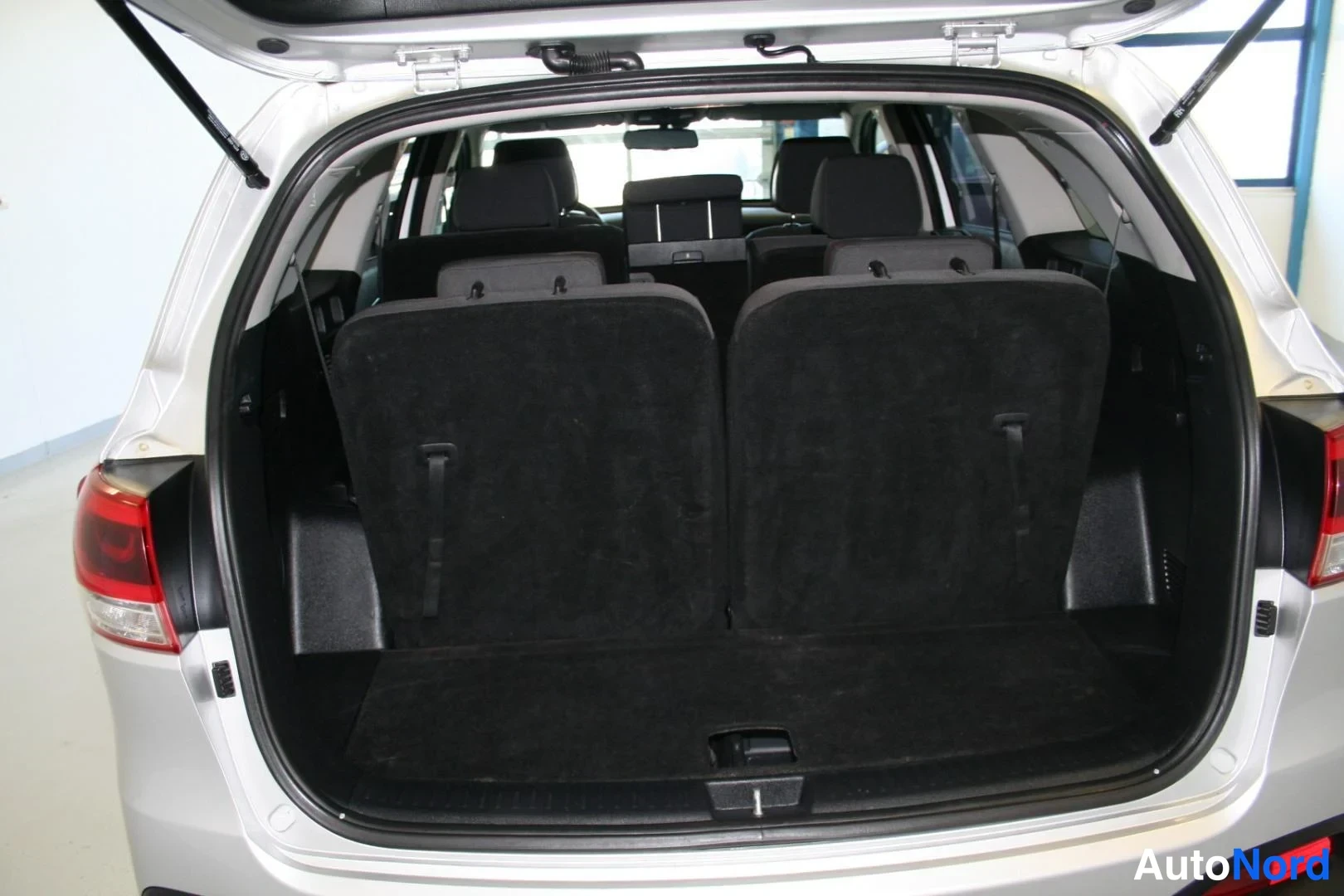 Silver Kia Sorento 2017, bagageutrymme, bild 16