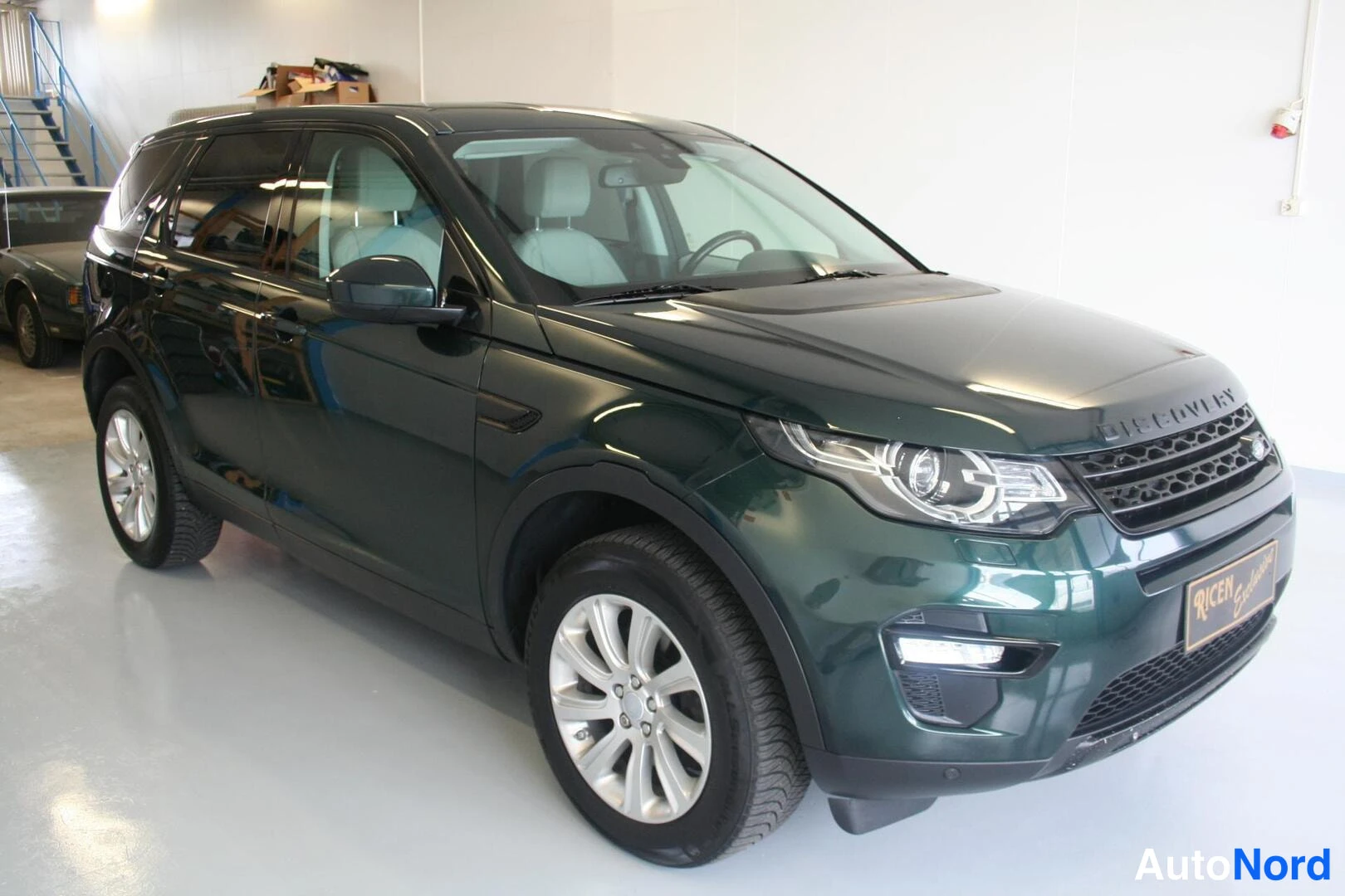 Vihreä Land Rover Discovery Sport 2016, etuviisto, keula oikealle, kuva 2