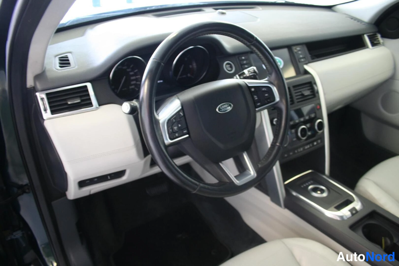 Vihreä Land Rover Discovery Sport 2016, yksityiskohta, kuva 24