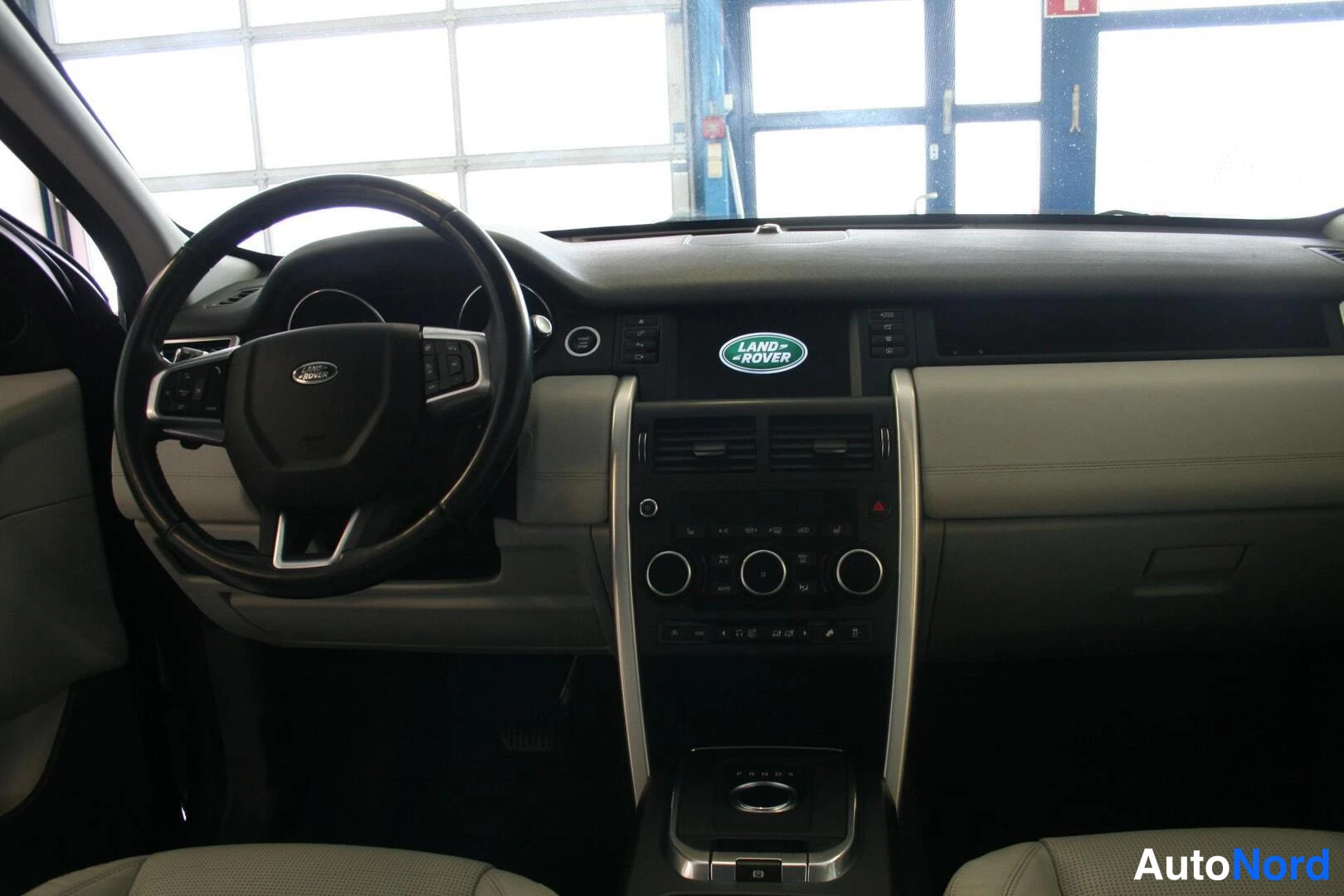 Vihreä Land Rover Discovery Sport 2016, ohjaamo, kuva 8