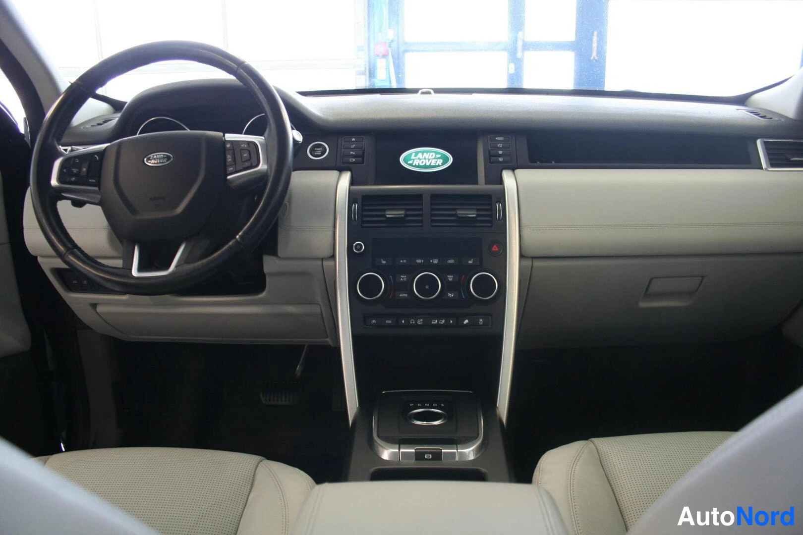 Vihreä Land Rover Discovery Sport 2016, ohjaamo, kuva 9